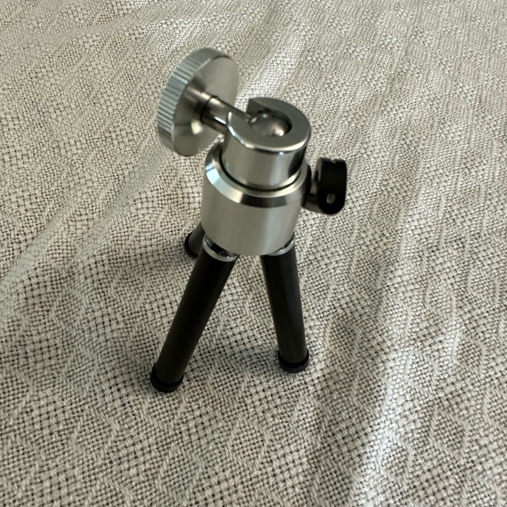 MINIATURE TRIPOD